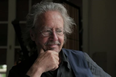 Nobelova nagrada ne može biti oduzeta Handkeu