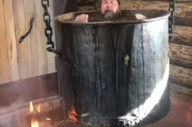 (VIDEO) Lekoviti gulaš: Ruski tajkun se zavalio u kazanu