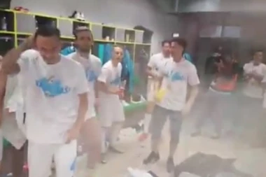 (VIDEO) Fudbaleri Rijeke se zamalo ugušili: Slavili trofej, a onda se oglasio alarm!