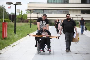 Sa štakama i invalidskim kolicima! Miki Đuričić izašao iz bolnice!