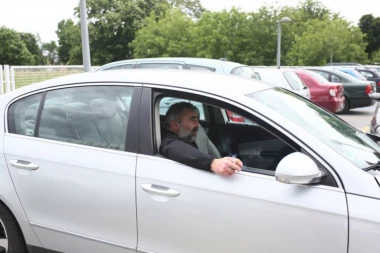 Prati ga smrt! Miki imao ponovo udes na putu za Kupinovo: Auto potpuno uništen!