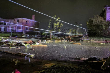 (FOTO) Tornada širom SAD-a "divljaju": Troje mrtvih, mnogo zarobljenih u ruševinama