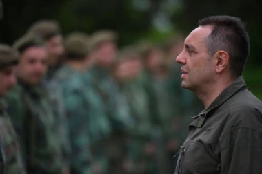 Skandal! Ministru Vulinu i vojnoj delegaciji zabranjen ulazak u Crnu Goru u srpskim uniformama!