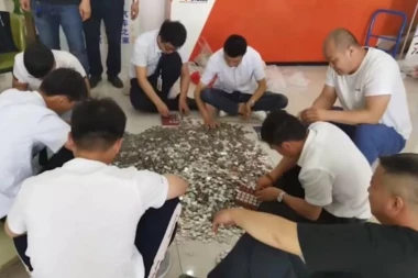 (VIDEO) Platila auto od 25.000 evra u kovanicama: Prodavci se "ubili" od brojanja