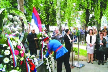 Umesto svećica na torti palim joj sveću na groblju: Godišnjica smrti banjalučkih beba