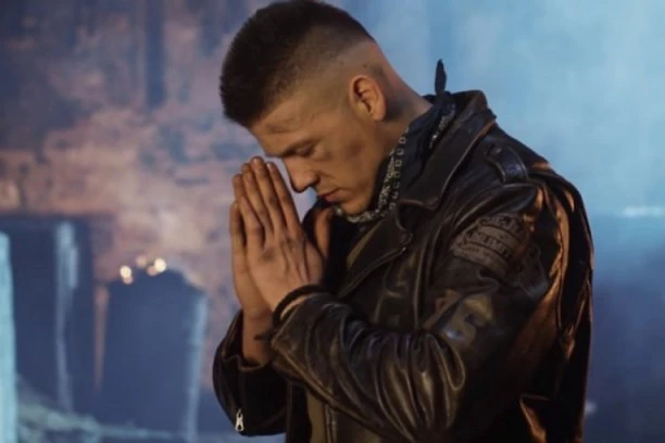 Sloba lečio sinuse ČUPANJEM KOSE: Pevač i njegova verenica se podvrgli alternativnoj medicini!