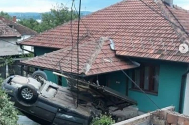(FOTO) Strašna scena u Kragujevcu: Automobil sleteo s puta, prevrnuo se na krov i zaustavio se ispred vrata kuće