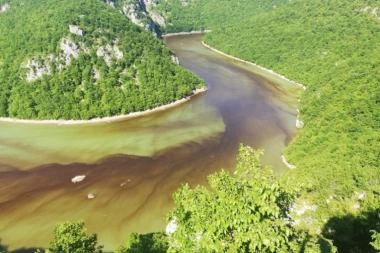 (VIDEO) Ekološka katastrofa na reci Vrbas: Ogromna mrlja se proteže nekoliko stotina metara