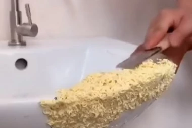 (VIDEO) UŠTEDITE NEKOLIKO HILJADARKI: Polomljeni lavabo možete da zalepite nudlama i lepkom, evo kako!