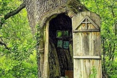 (FOTO) Bajkovit prizor na jugu Srbije: Neobična crkva zbog koje ćete posmisliti da ste u nekom filmu