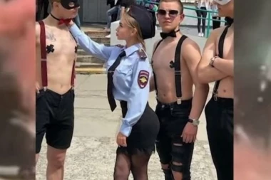 (VIDEO) Učenici poslednji dan u školi proslavili polugoli, lepili trake preko bradavica