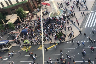(FOTO, VIDEO) Džajka skupila više ljudi na svadbi nego opozicija demonstranata