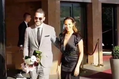 Svi su gledali u Filipa i Aleksandru: Pevačica na venčanje stigla u se*si izdanju, a evo ko je došao sa bračnim parom!