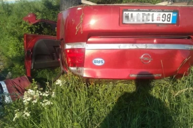 (FOTO) Strašna nesreća kod Umke! Automobil se prevrnuo na krov, Hitna hospitalizovala vozača