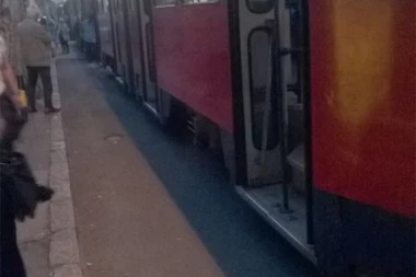 Tramvaj udario baku i unuku na Voždovcu! Od siline udara žena odletela na automobil