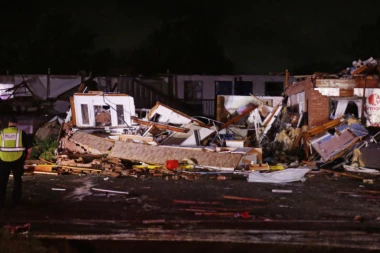 PRIZORI IZ AMERIKE ZA NEVERICU! Tornado nosi sve pred sobom! ODNEO I VIŠE ŽIVOTA, MEĐU NASTRADALIMA I BEBA!