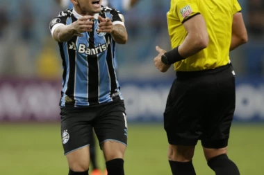 (VIDEO) OVO JOŠ NISTE VIDELI: Sudija postigao gol, pa ga priznao - Najveća sramota u istoriji fudbala?!