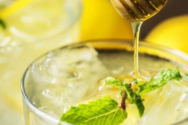 (RECEPT) Napravite domaći sok koji jača imunitet: Potrebno vam je samo 5 sastojaka!