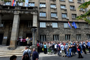 Nadamo se srpskom predstavniku u EP: Građani Srbije izašli na glasanje, ogroman red ispred hrvatske ambasade