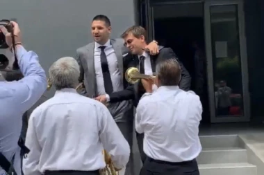 (VIDEO) Žule se ženi, a kum mu bivši Partizanovac: Kad je počeo "Đurđevdan" veliki prijatelji zagrljeni pali u trans!