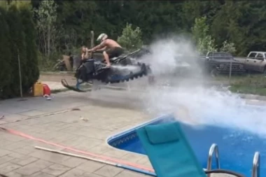 (VIDEO) Kakav kralj! Vozio motorne sanke po bazenu, jedva izvukao živu glavu