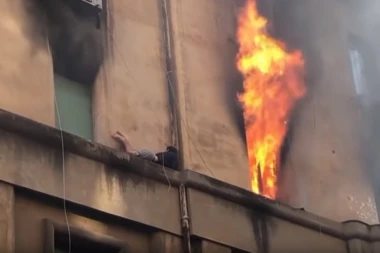 (VIDEO) Vatra je gutala stan, a mladić je iskočio kroz prozor