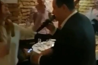 (VIDEO) Pogledajte kako je Ivica Dačić zapalio masu pesmom u restoranu "Kod dvoglavog orla"