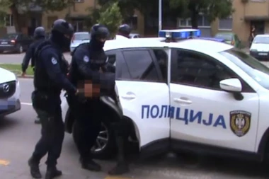 (VIDEO) Policija ga sprovela vezanog: Prvi snimak monstruma iz Novog Sada