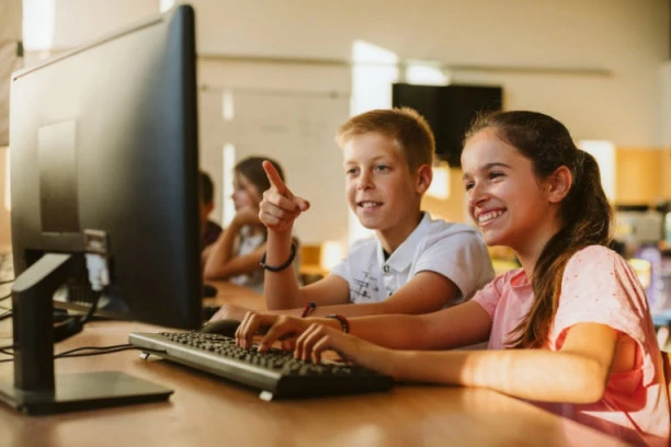 STARIJI OSNOVCI I SREDNJOŠKOLCI OD DANAS PONOVO U ŠKOLSKIM KLUPAMA! Svi se moraju pridržavati posebnih mera!