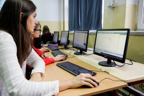 STRANKE ZARATILE ZBOG SPORNOG ZAKONA: Deci se u školi nude PRIČE ZA ODRASLE!