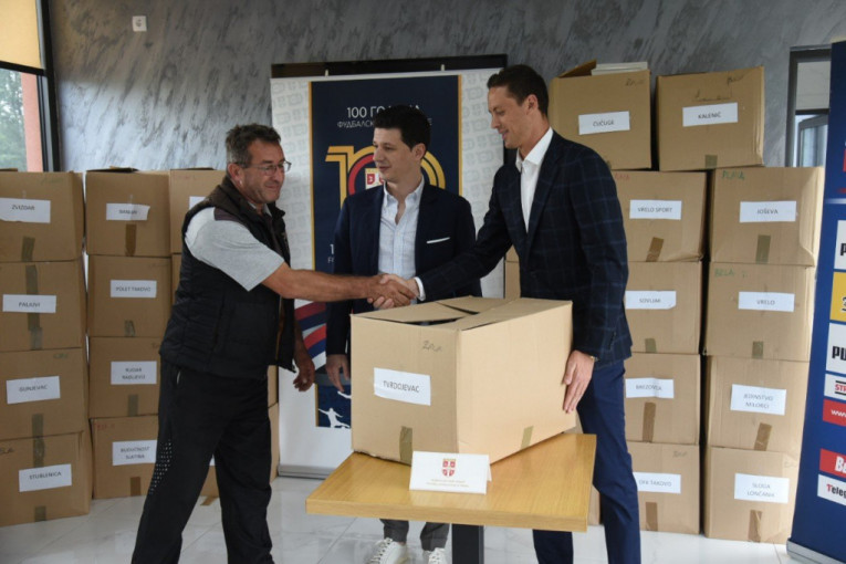 Nemanja Matić i Marko Pantelić poklanjaju opremu jednom od klubova