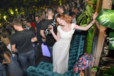 Negirala vezu s njim: Kija je njega držala za ruku na svom rođendanu, a onda se uplašila kada je videla kamere!