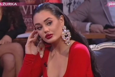 (FOTO) Aferu držali u tajnosti? Ana Korać uhvaćena u zagrljalju poznatog voditelja, on je stiska za grudi i ljube se u javnosti!