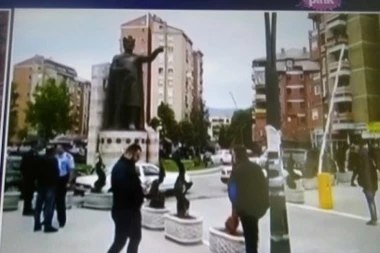 (VIDEO) Uznemireni građani Kosovske Mitrovice izašli na ulice: Konstantno se čuju sirene
