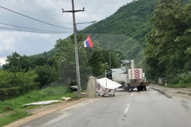 (FOTO) Pogledajte kako su albanski ekstremisti rasturili barikade ka Zubinom potoku