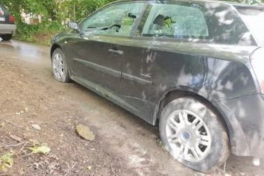 Napadnut novinar TV Prva kod barikada prema Zubinom Potoku: ROSU specijalci mu uništili automobil