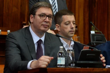 Vučić simbolično o Kosovu: Borimo se protiv borca koji je tri kategorije iznad nas, a nama je vezana jedna ruka!