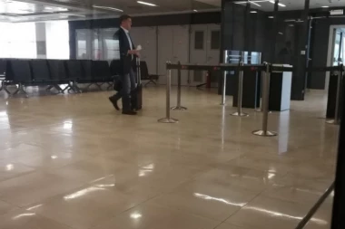 (FOTO) Vuka ne zanima Kosovo: Pobegao u Njujork dok se Skupština bori za KiM, a Srbi na Severu preživljavaju pakao!