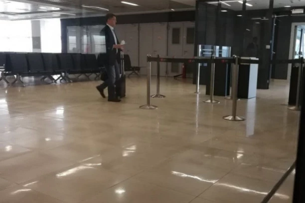 OVO JE HIT: Čovek se MESEC DANA krio na AERODROMU, jer se plašio KORONE!