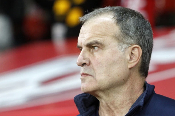 Ne zovu ga džabe LUDAK: Trener Lidsa i neverovatan potez povodom koronavirusa!