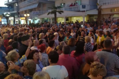 (VIDEO) POGLEDAJTE: 4.000 Srba igra kolce ispred Palmine kancelarije u Paraliji