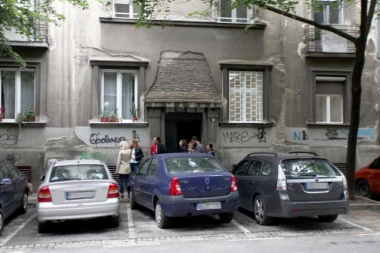 Novi detalji horora na Vračaru: Zario ženi nož u vrat pred teško bolesnim detetom