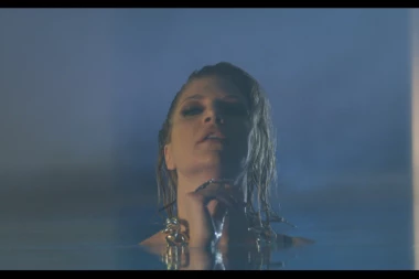 Dobro se oparila: Pevačica želela da baci farmerke, pa u njima našla čitavo bogatstvo!