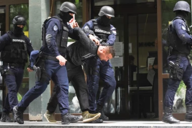 (FOTO) Osumnjičenom za trostruko ubistvo određen pritvor: Sprovela ga interventna sa fantomkama, naoružana do zuba!