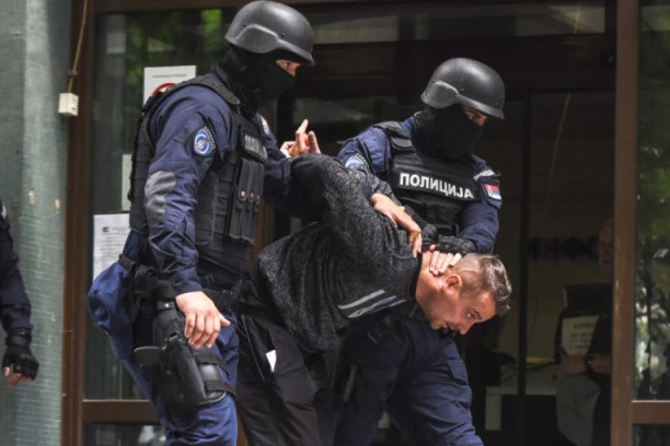 Vezao čaršaf za šipku koja drži stalak televizora, pa se obesio: Ovo su detalji samoubistva monstruma koji je zverski ubio ženu, tastu i tašta