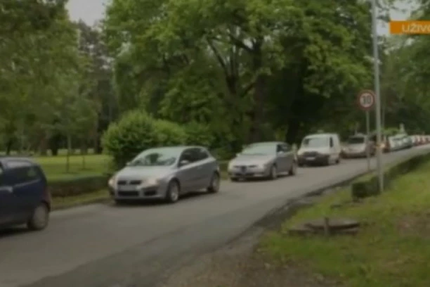 VOZAČI, OPREZ! Ovaj MOST JE ZATVOREN JER JE OPASAN, ali ljudi skinuli barikade i oznake upozorenja! Rizikuju život da bi izbegli gužve!