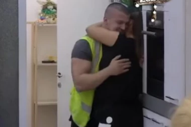 (ŠOK VIDEO) Miljana naskočila na radnika obezbeđenja: Grizla ga i gurala mu jeziku u uvo!