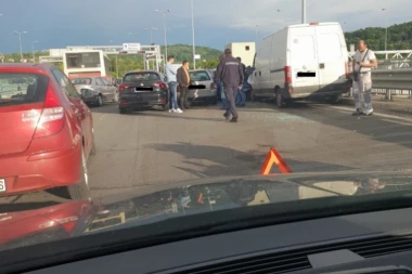 Lančani sudar na Zrenjanincu! Automobil, kombi i teretnjak napravili opšti kolaps, povređeni čovek odbija pomoć
