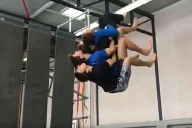 (VIDEO) Ovo što su uradila ova četvorica je neverovatno! Ponovili vratolomiju nekoliko puta!