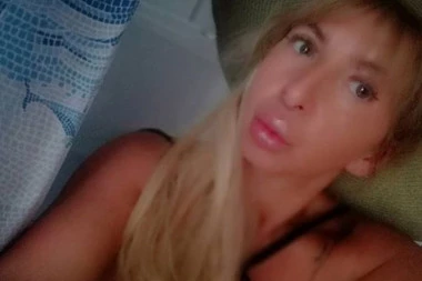 (FOTO) MAJKA POZNATOG PEVAČA SKINULA SE U ŠESTOJ DECENIJI PA PROZVALA MLAĐE DEVOJKE: Nemaš energiju, s*ksepiL, j*beš godine, pitaj mene